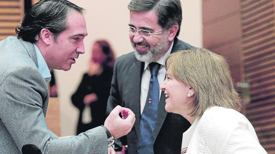 Bonig y Alfredo Castelló, derecha, charlan con el diputado Rubén Ibáñez en un pleno de las Cortes.