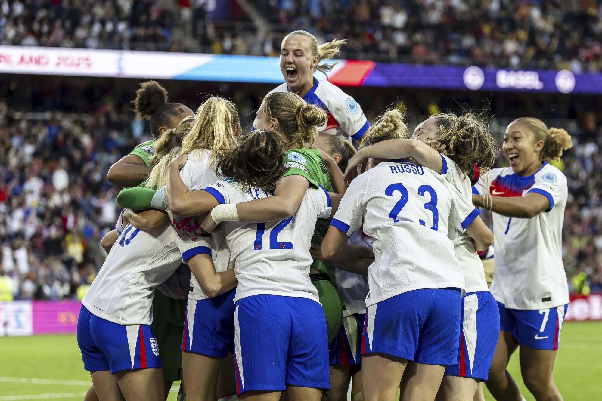 England celebrates after Chloe Kelly scored to win the penalty shoot-out after the Women's Euro 2025 final soccer match between England and Spain at St. Jakob-Park in Basel, Switzerland, Sunday, July 27, 2025. (Michael Buholzer/Keystone via AP). EDITORIAL USE ONLY