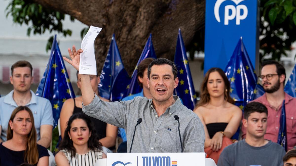 El presidente de la Junta de Andalucía, Juanma Moreno, interviene durante un acto de campaña de su partido, en la plaza de San Gonzalo de Sevilla.