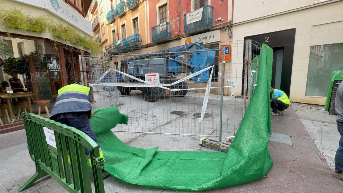 Una máquina apoyará los trabajos de retirada de los balcones a partir de este sábado