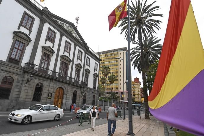 17-07-19 CANARIAS Y ECONOMIA. PARQUE DE SAN TELMO. LAS PALMAS DE GRAN CANARIA. Manifestacion, concentracion y despliegue de la bandera republicana delante del Palacio Militar. Fotos: Juan Castro.  | 17/07/2019 | Fotógrafo: Juan Carlos Castro