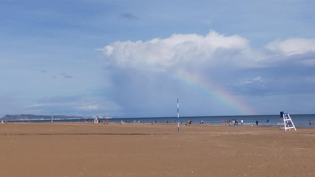 Arcoíris en la playa de Gandia.