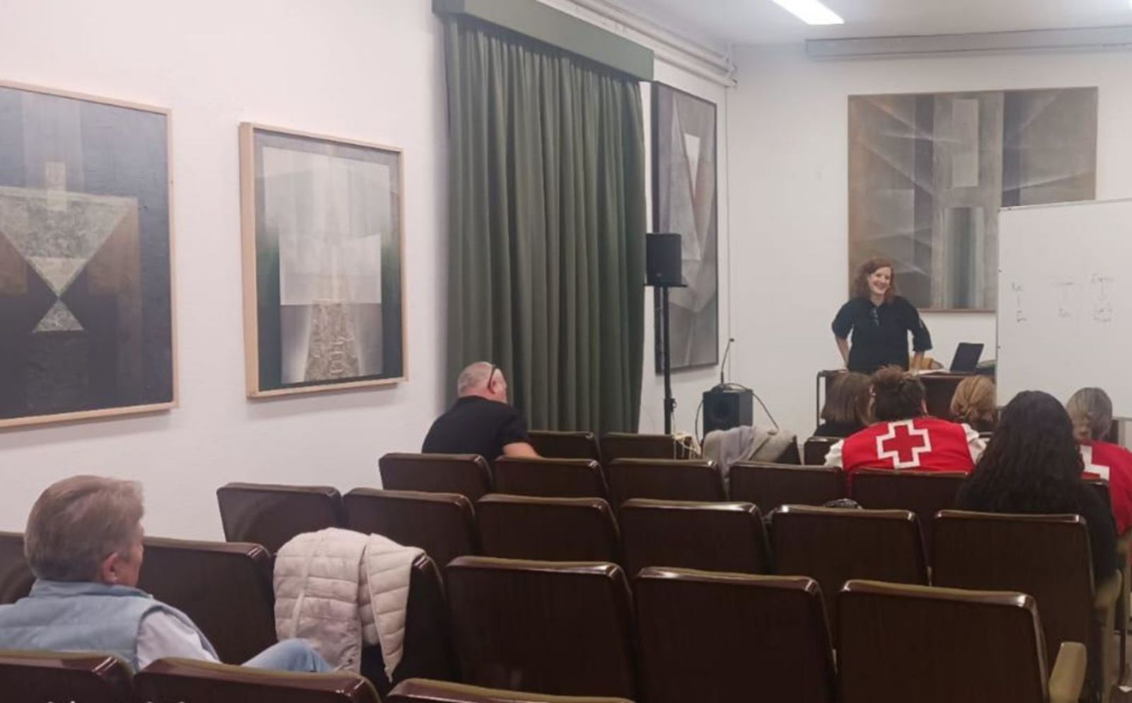 Yolanda Manso explica las propuestas en una reunión mantenida con representantes de las asociaciones. | Cedida.