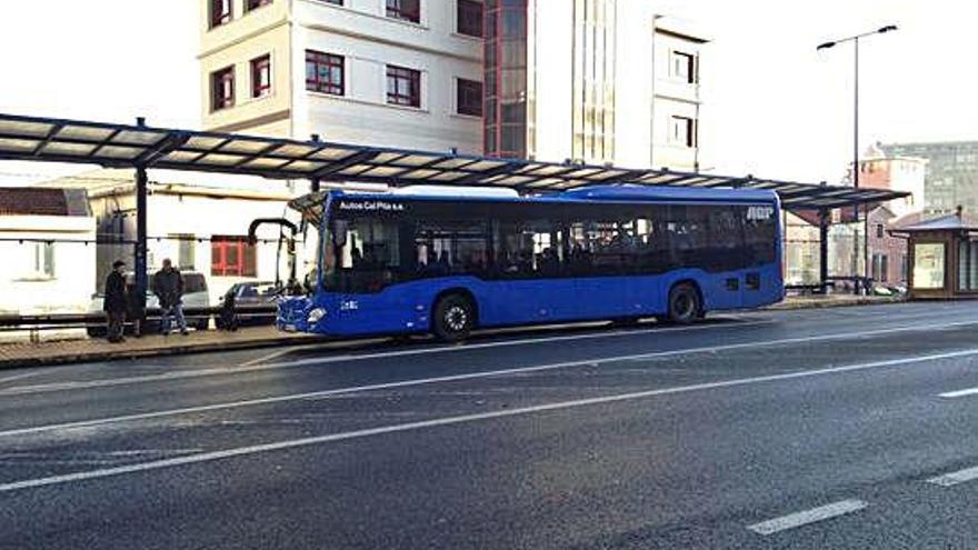 Un autobús para ante el edificio de Servizos Múltiples, en O Burgo.