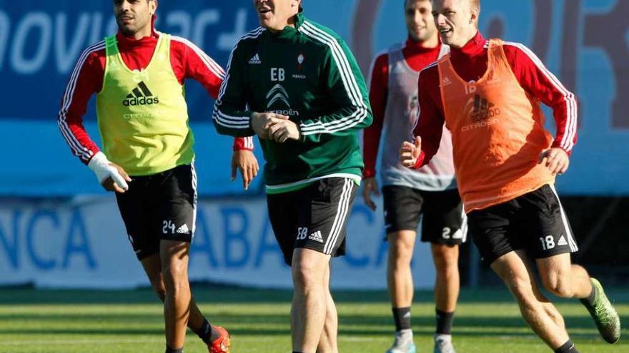 Augusto (izquierda) corre junto a Daniel Wass y Eduardo Berizzo durante el entrenamiento matinal de ayer en A Madroa. // Ricardo Grobas