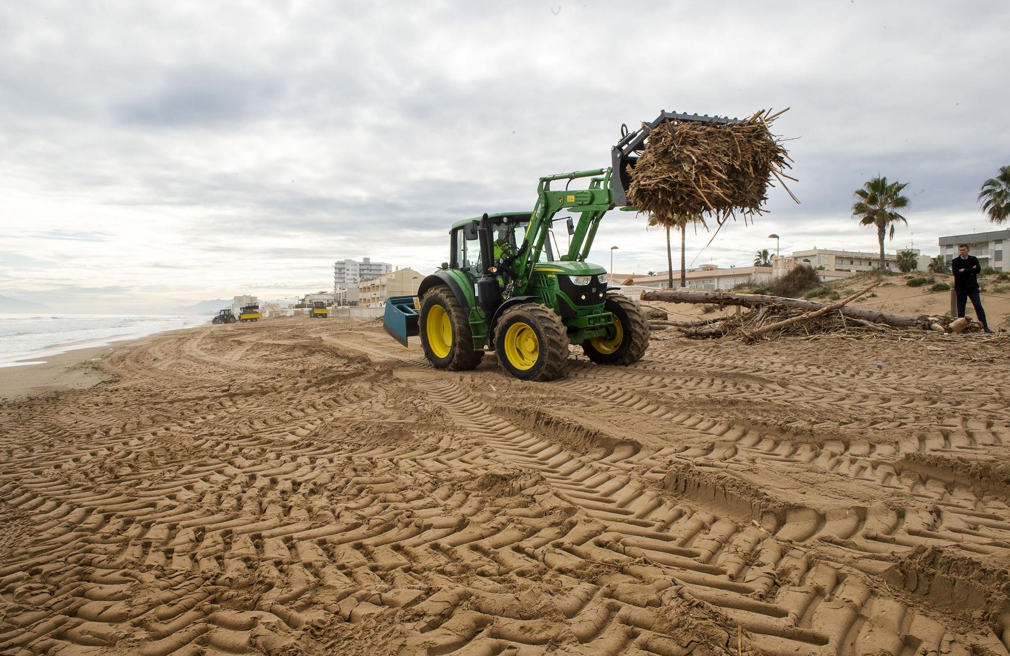 Comienza la limpieza de las playas de la Safor tras la dana