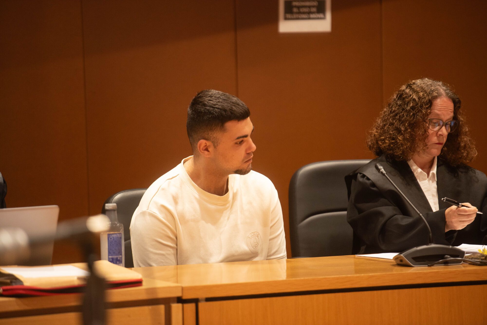 J. L. G, autor confeso de la muerte de Yoel Quispe, junto a su abogada en el juicio.