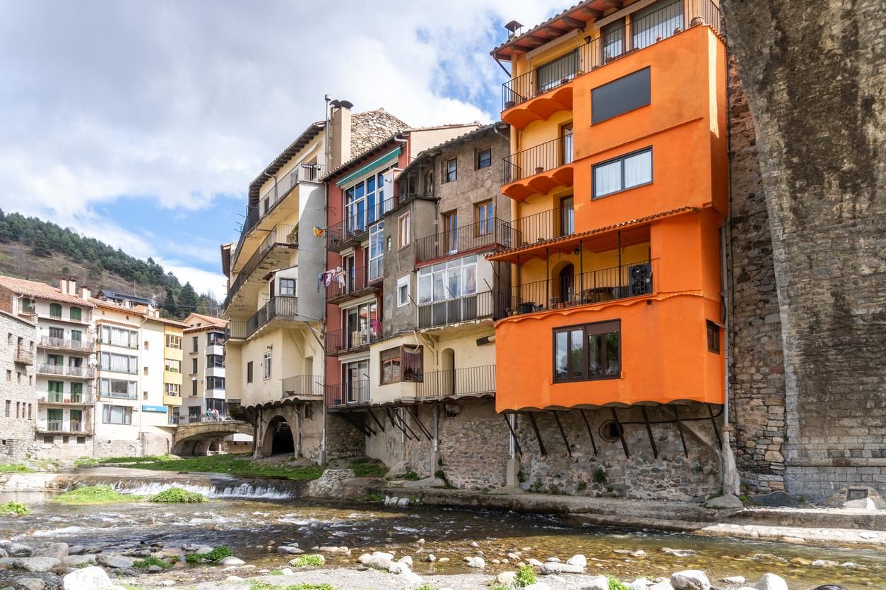 Las pintorescas fachadas de colores de este pueblo medieval