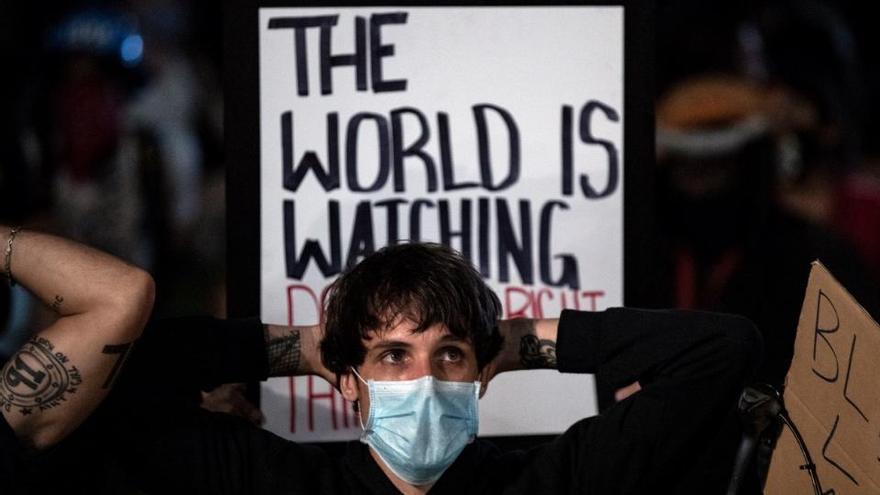 Protesta en Los Angeles contra la muerte de George Floyd.