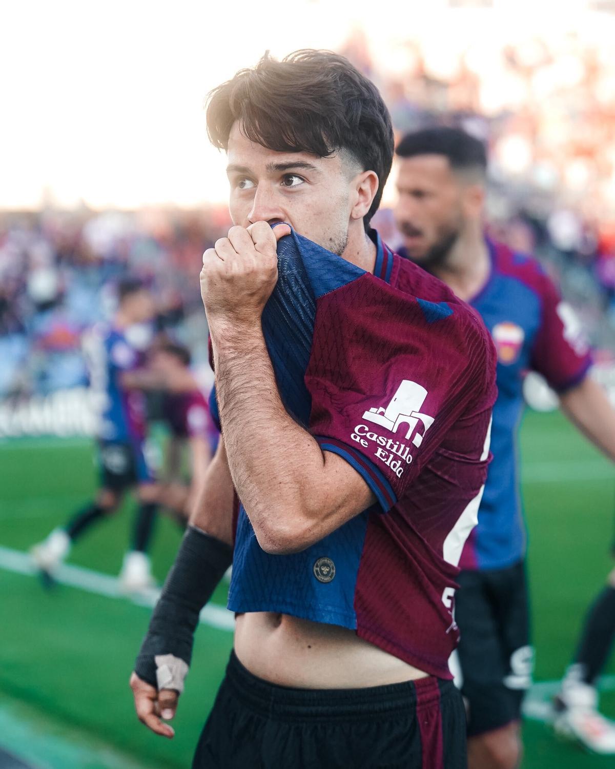 Hugo Alba besa el escudo del Deportivo, tras hacer el 2-1 frente al Cartagena.