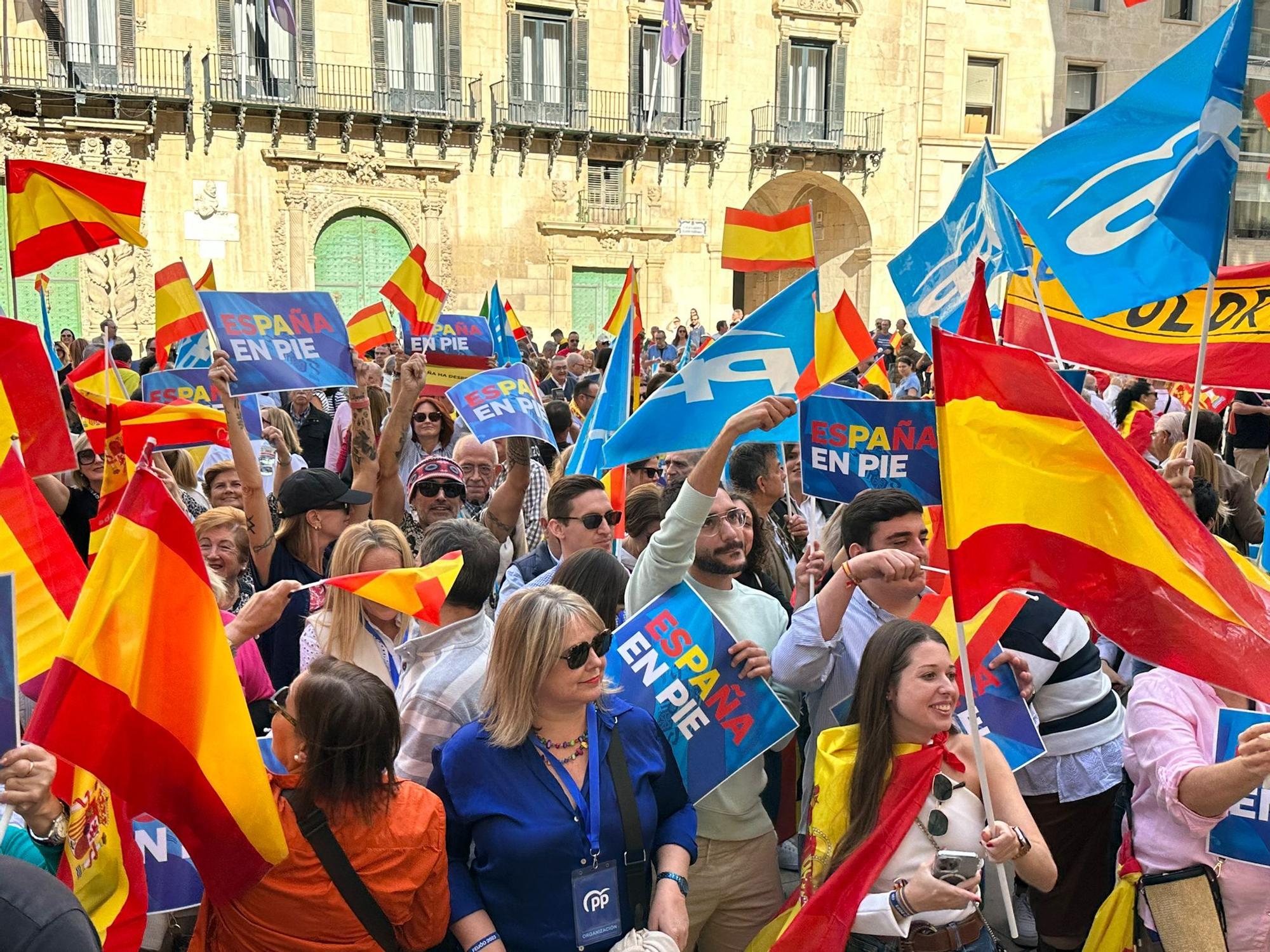 Manifestación en contra de la amnistía en la Plaza del Ayuntamiento de Alicante convocada por el Partido Popular
