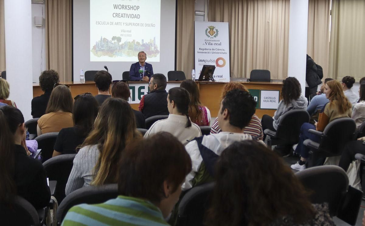 El concejal de Ciencia, Innovación y Universidades de Vila-real, Eduardo Pérez Arribas, ha presentado la propuesta para convertir las cabinas telefónicas en intercambiadores de libros.
