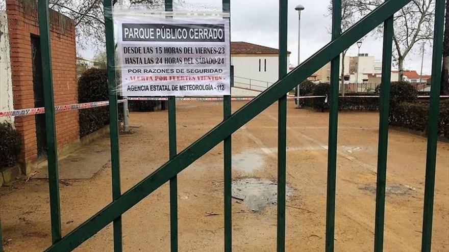 Cerrados siete parques al público por la previsión de alerta por fuertes vientos