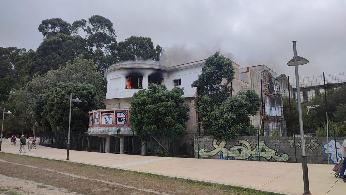 El fuego está bastante extendido en el interior del edificio.