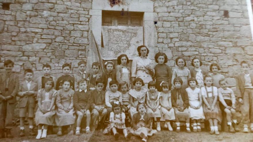 Los alumnos de la escuela mixta de Pedroveya (Quirós) celebraron su primer encuentro