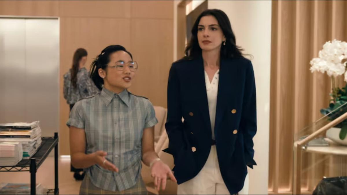 El controvertido personaje, izquierda, interpretado por la actriz chino-estadounidense Helen J. Shen, junto a Anne Hathaway.
