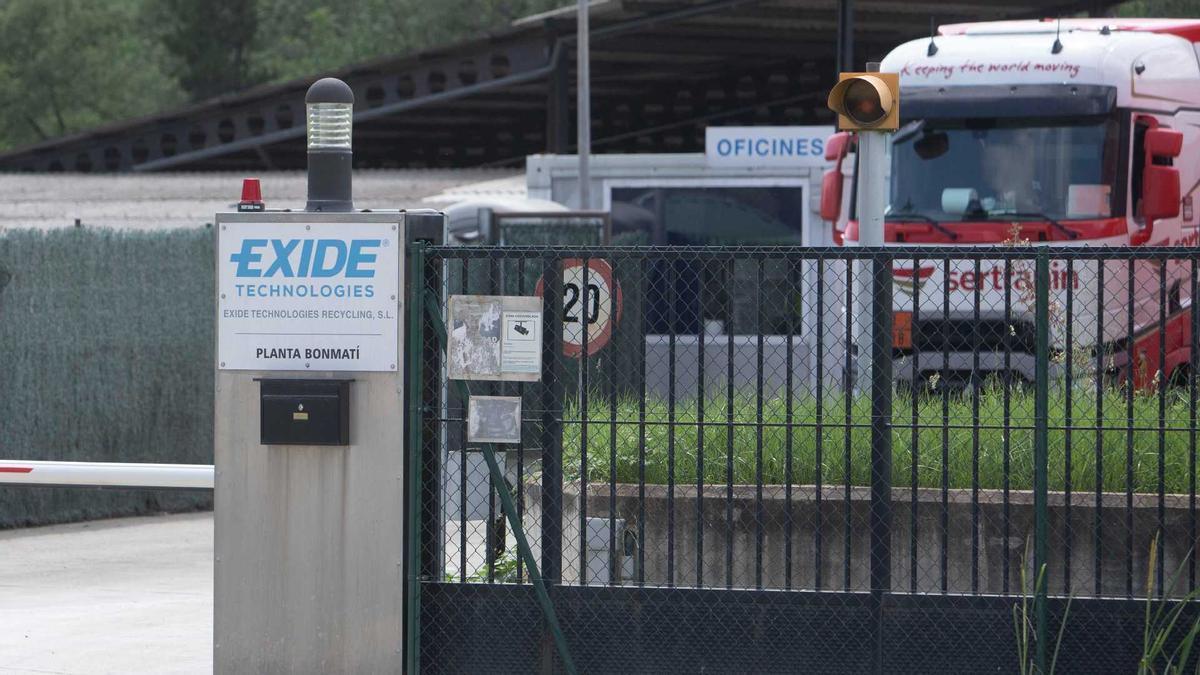 L'exterior de l'empresa de bateries Exide de Bonmatí.