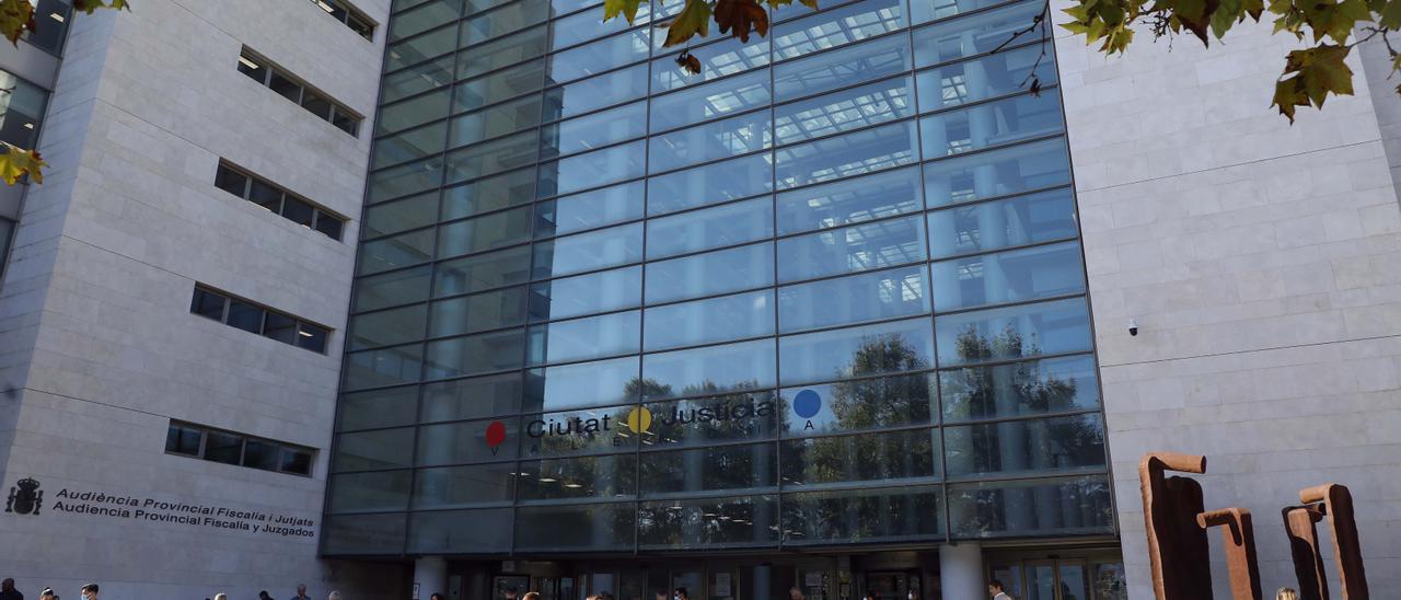 Fachada principal de la Ciudad de la Justicia de València donde se celebrarán tres de los cuatro juicios por causas de corrupción de este año judicial.