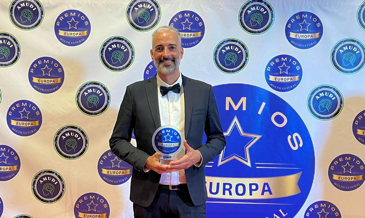 Esteban Ventura ha sido reconocido por su trayectoria en el mundo de la moda.