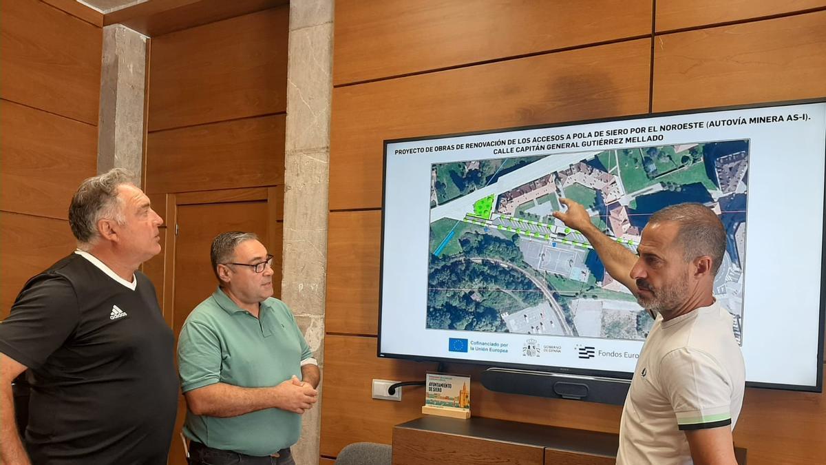 Por la izquierda, los ediles Alejando Villa y Pergentino Martínez, con Ángel García ante el proyecto de la calle Gutiérrez Mellado