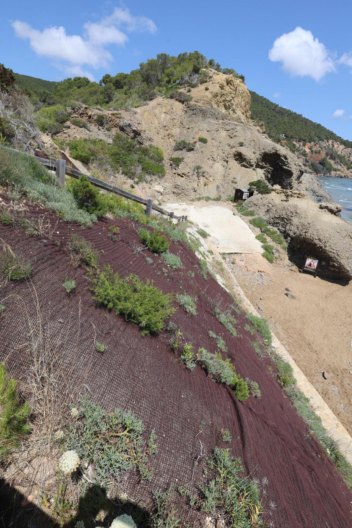 Todas las imágenes de la playa de Aigües Blanques, cerrada por peligro de desrrumbamiento