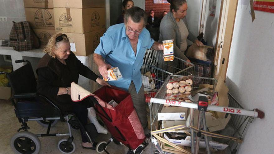 Reparto de alimentos en el interior del local de la Junta, que se ha quedado pequeño.