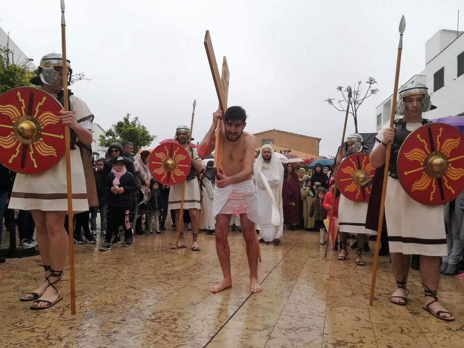 El tiempo dio una tregua para la procesión de Jesús Nazareno en Sant Ferran y ayer el vía crucis se celebró bajo una fina lluvia