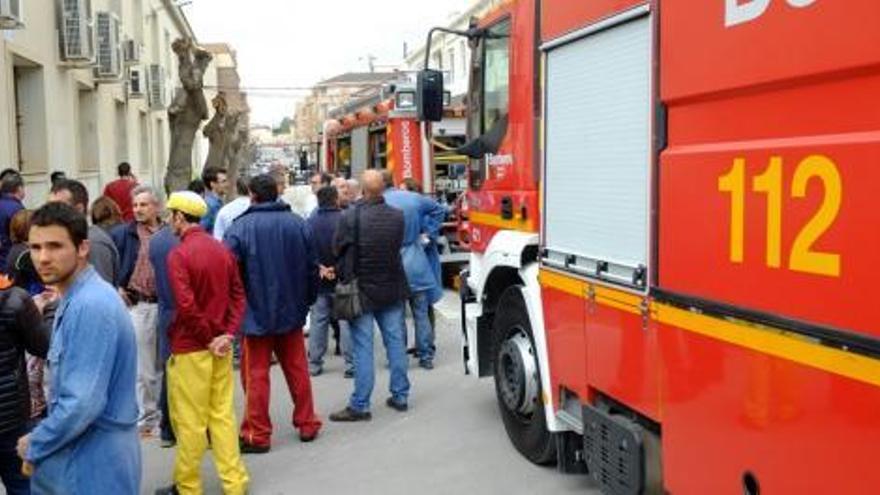 Los trabajadores de la factoría de Carmencita, desalojados de la empresa por el fuego.