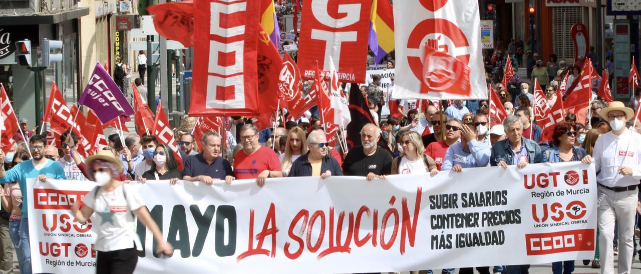 Miles de personas salen a la calle para exigir subidas salariales y la ...