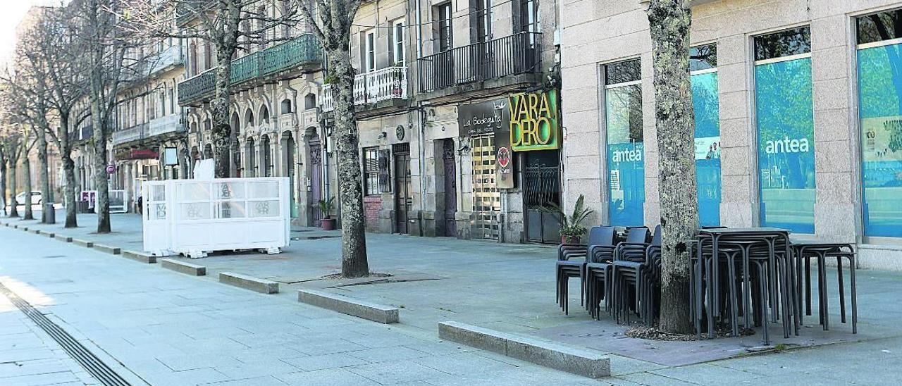 Terrazas de los bares de Montero Ríos cerrados por el estado de alarma.  // R. Grobas
