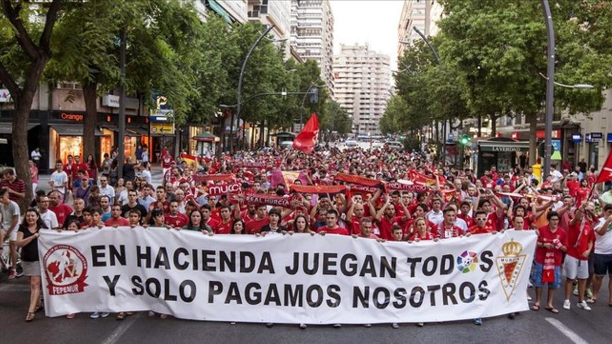 Un millar de seguidores de Murcia salen a la calle para manifestarse contra el descenso.