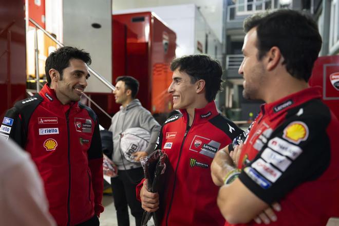 Michele Pirro, a la izquierda, y Artur Vilalta, DIRCOM del Lenovo Ducati, dan la bienvenida a Marc Márquez, hoy, en Cheste.