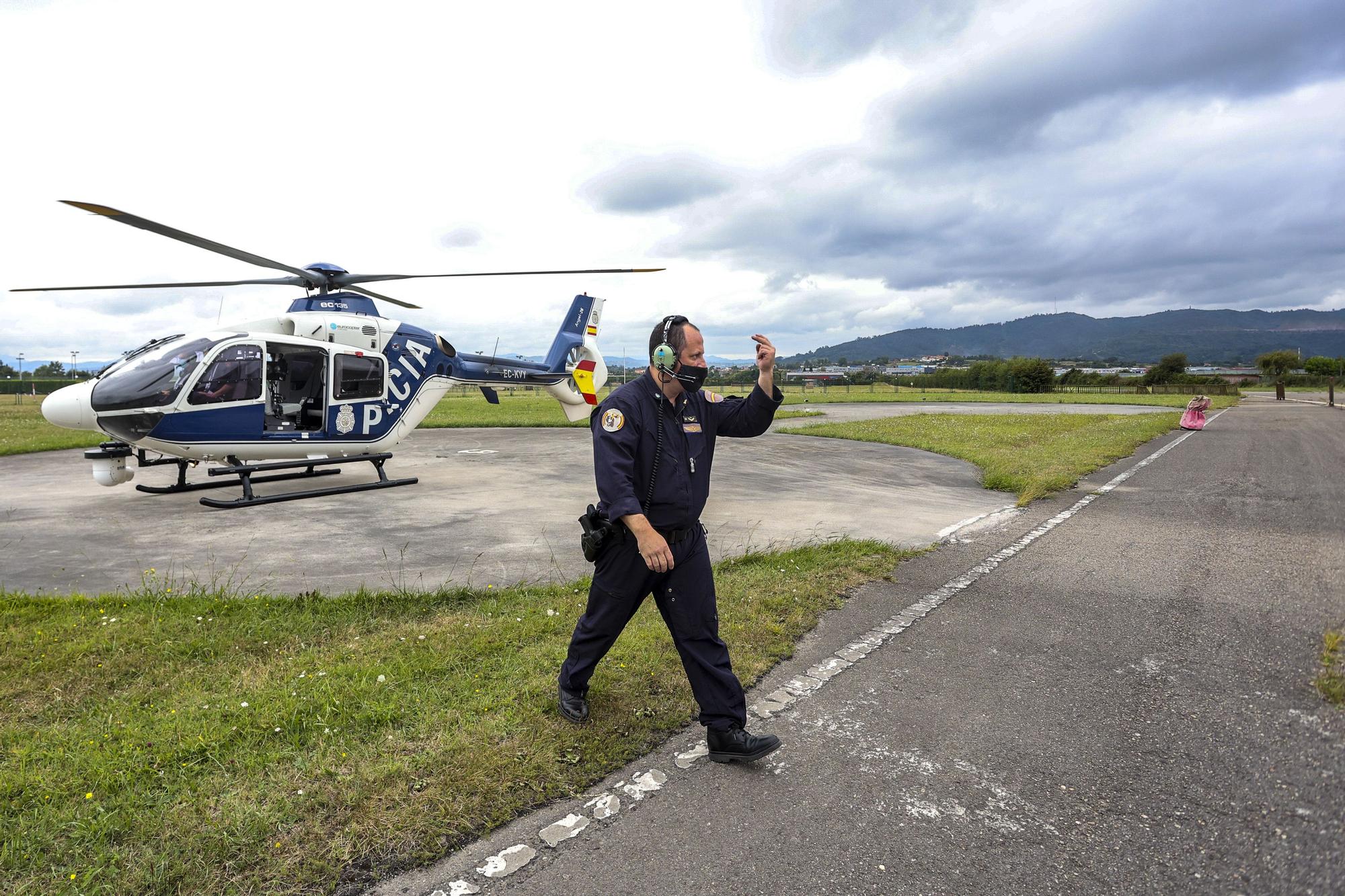 Sobrevolamos Asturias en el helicóptero de la Policía Nacional: esto es lo que ven