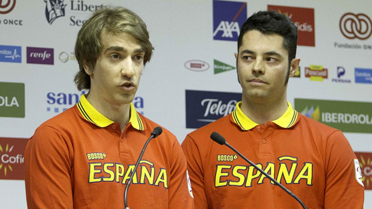 Jon Santacana (izquierda) y Miguel Galindo, durante el acto de despedida del equipo paralímpico español
