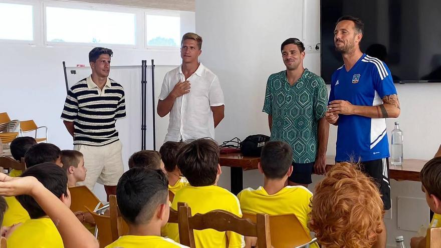 Giovanni, Gianluca y Giuliano Simeone, en el campus de verano de la SD Formentera