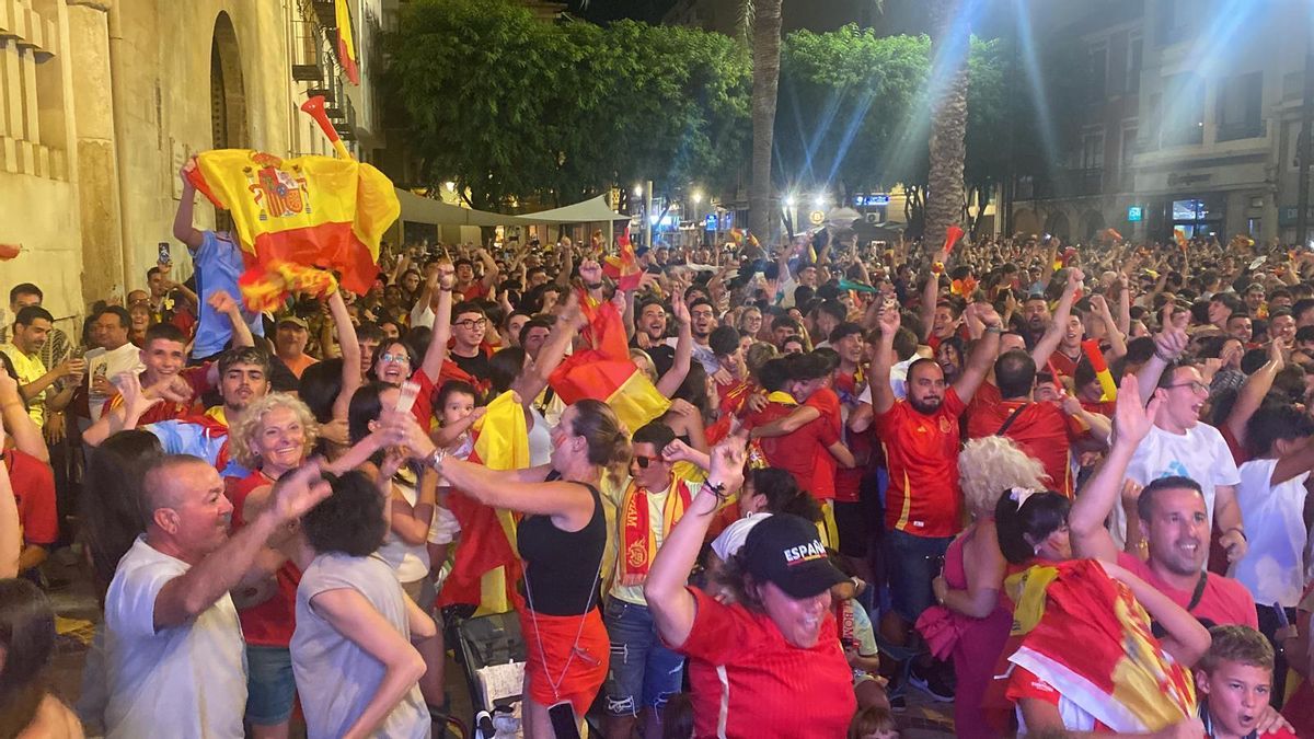Los aficionados españoles celebrando el gol