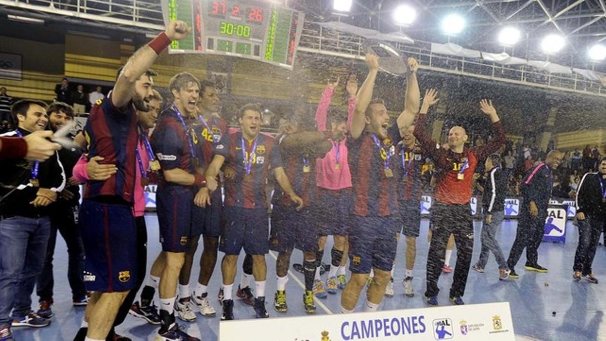 El Barça celebra su 10ª Copa Asobal el León.