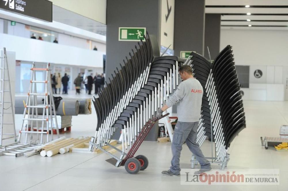 El delegado del Gobierno visita el aeropuerto de Corvera