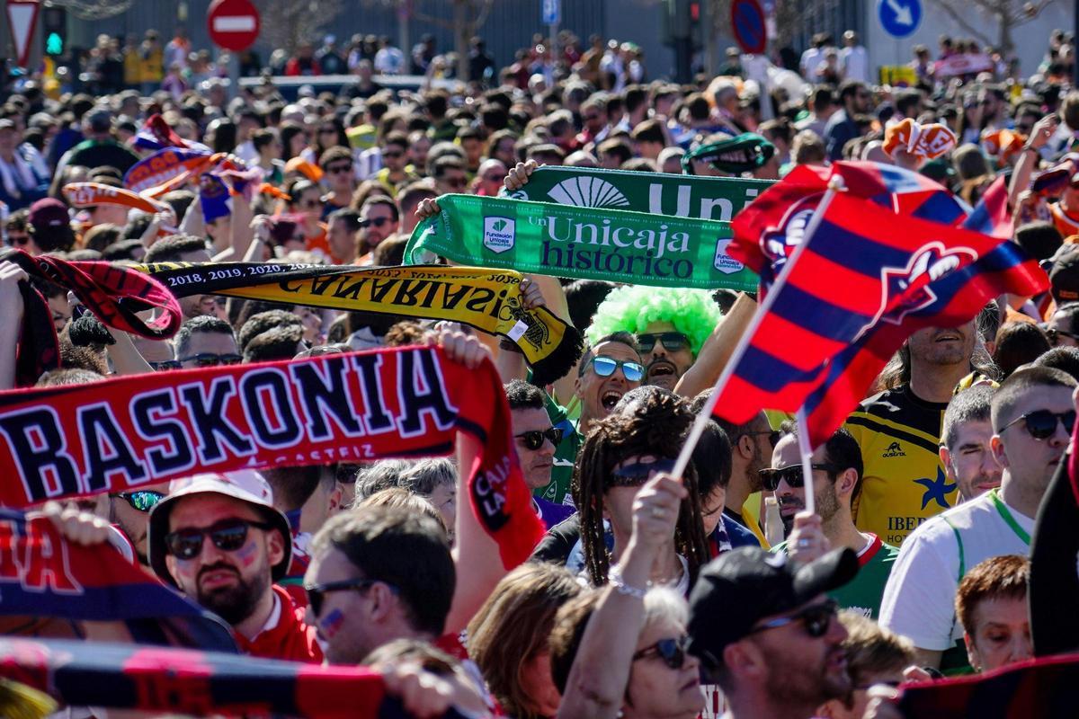 Los aficionados de todos los equipos, juntos en Valencia.