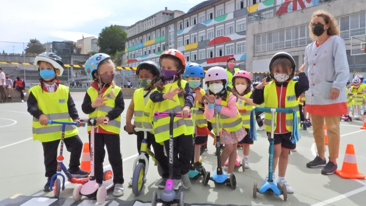 Alumnos de Infantil, en uno de los circuitos de Salesianos. // FERNANDO CASANOVA