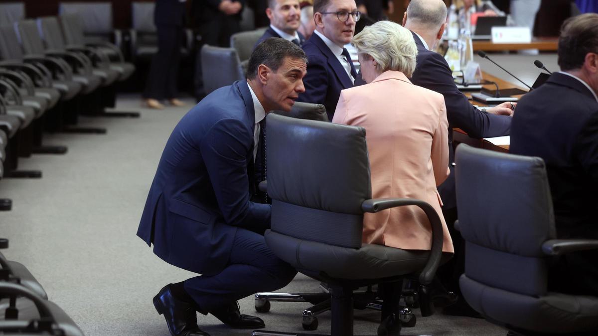 Pedro Sánchez conversa con la presidenta de la Comisión Europea, al margen de la reunión informal de líderes el pasado 3 de febrero