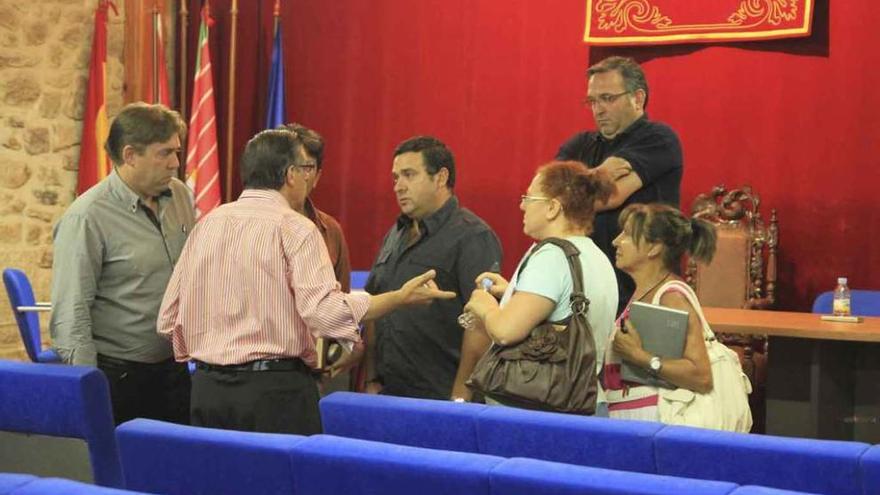 El alcalde Alejandro Fermoselle conversa con el edil y tesorero Miguel Ángel Prieto, tras un pleno.