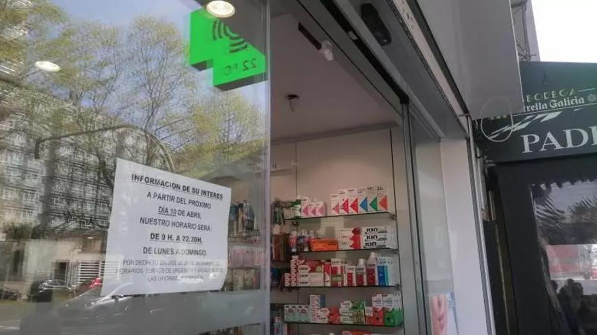 Cartel de la farmacia de la avenida de Arteixo, que anuncia a sus clientes que cerrará antes a partir del lunes.