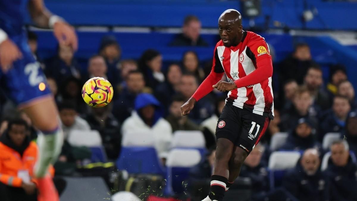 Yoane Wissa en un partido con el Brentford