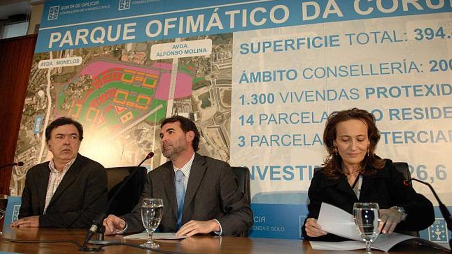 El vicepresidente de la Xunta, en el centro, y la conselleira de Vivenda, en la presentación del plan. / f. martínez