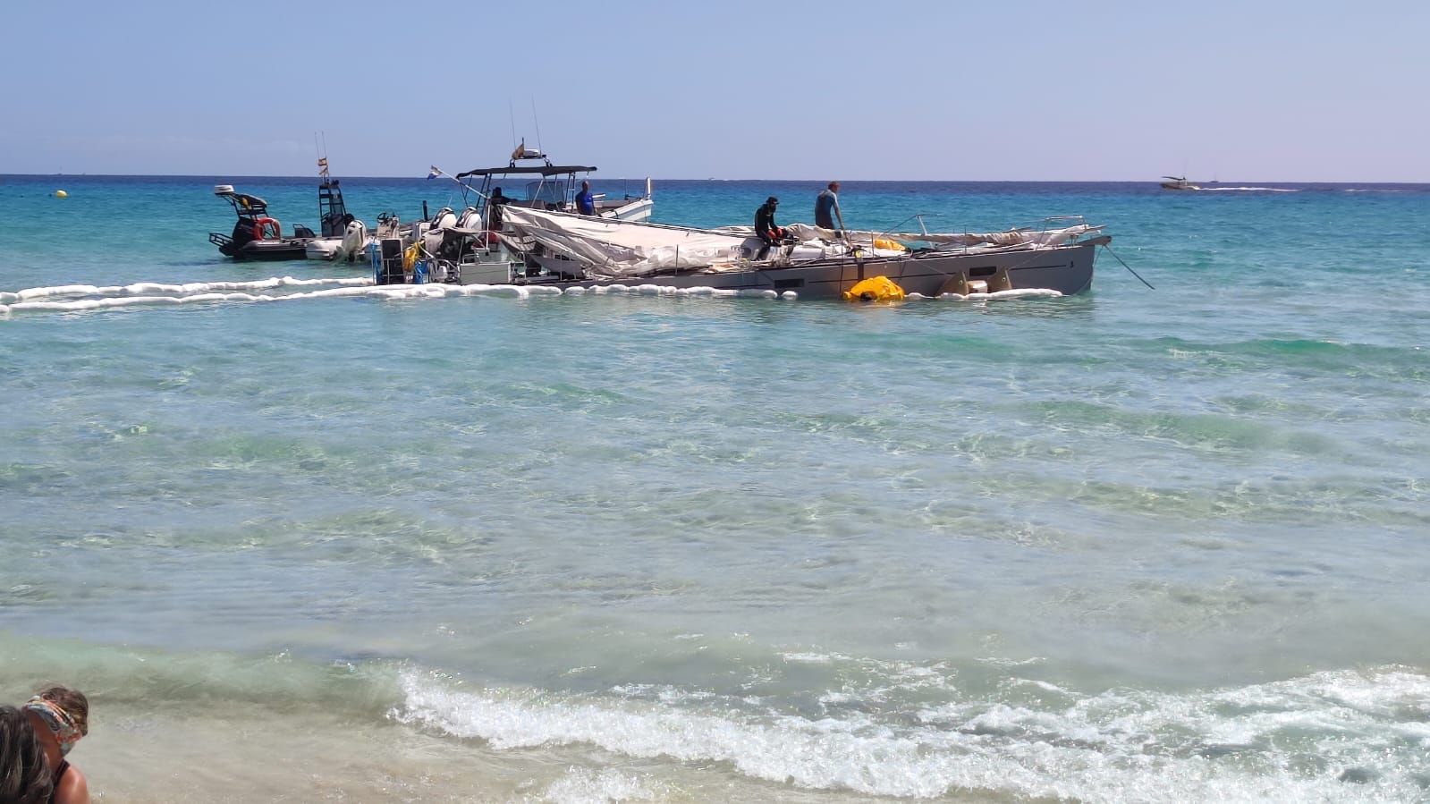 Trabajos para retirar el velero varado en Cala Millor