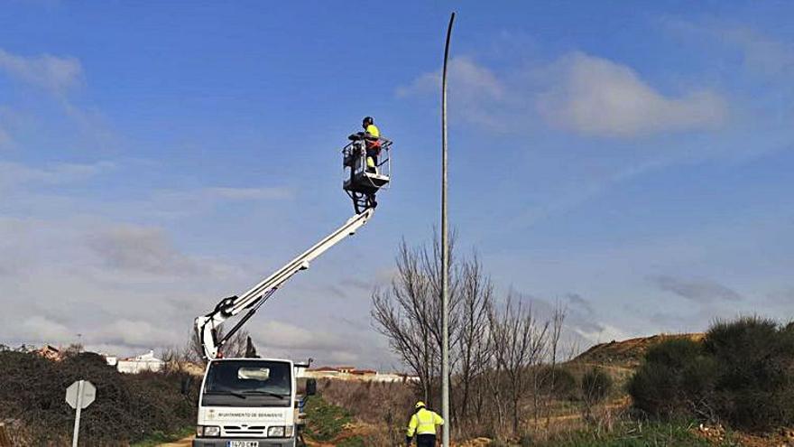 Operarios municipales instalan el nuevo punto de luz.