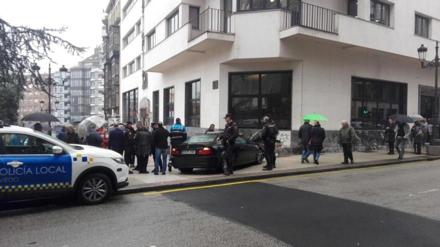 Un coche se empotra en Oviedo contra el edificio del Sespa