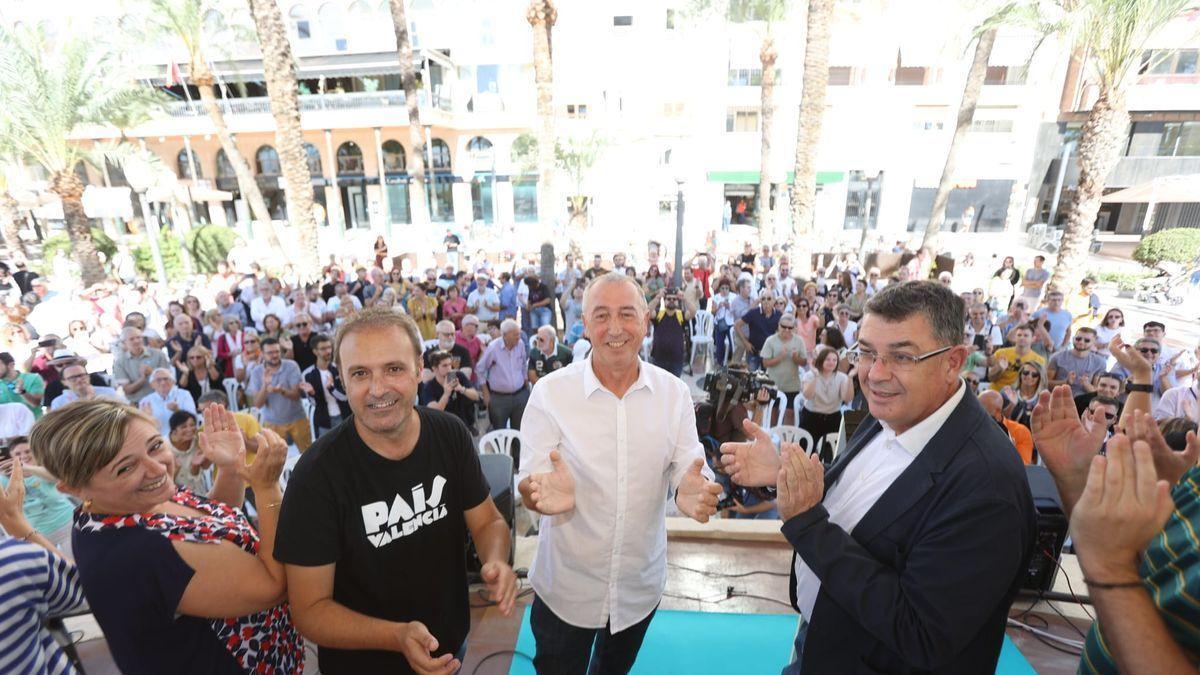 Joan Baldoví, en el centro de la imagen, arropado por cargos de Compromís durante la presentación de su candidatura en Alicante.