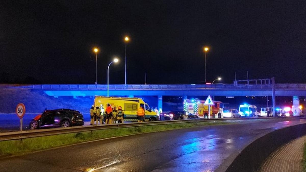 Accidente mortal en Alfonso Molina: Una persona fallecida al salirse un coche de la calzada.